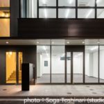新本社ビル エントランス正面外観 (夕景) 新本社ビル エントランス正面外観 (夕景)